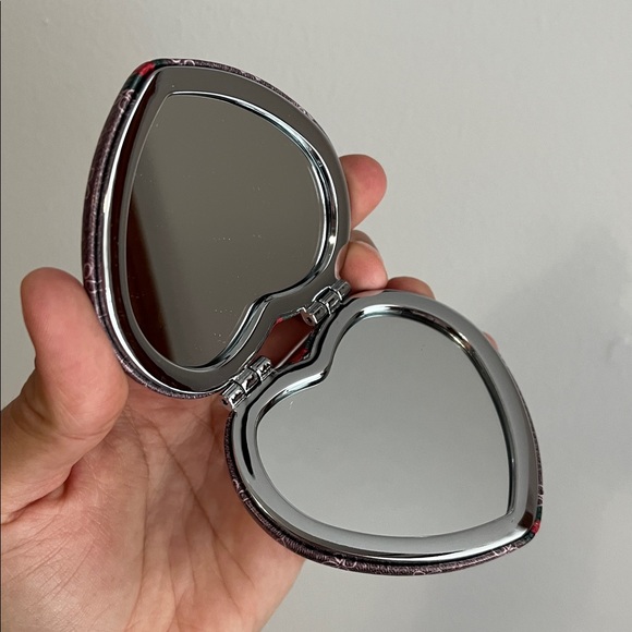 5/$25🎀 Heart-Shaped Compact Mirror with Red Rose Design - Picture 4 of 4